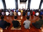 terapkan-salat-berjamaah-dengan-jarak-antara-shaf-lebih-jauh_20200319_183427.jpg