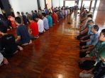 terapkan-salat-berjamaah-dengan-jarak-antara-shaf-lebih-jauh_20200319_183428.jpg