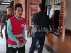 terdakwa-abdul-rochim-sesaat-sebelum-menjalani-sidang-di-pengadilan-negeri.jpg