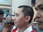 terdakwa-andika-surachman-saat-dikawal-menuju-ruang-sidang-pengadilan-negeri-depok_20180507_161742.jpg