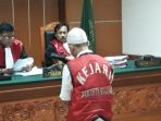 terdakwa-awang-menjalani-sidang-putusan_20180920_214037.jpg
