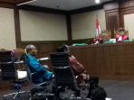 terdakwa-bekas-direktur-jenderal-kependudukan-dan-catatan-sipil-kementerian-dalam-negeri-irman_20170612_213309.jpg
