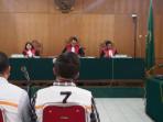 terdakwa-herliyan-geleng-geleng-kepala-saat-dituntut-86-tahun-penjara_20160928_153722.jpg