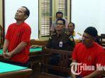 terdakwa-junaidi-siagian-kiri-dan-elpi-darius-menjalani-sidang.jpg