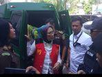 terdakwa-kasus-dugaan-penyebaran-berita-bohong-atau-hoaks-ratna-sarumpaet.jpg