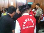 terdakwa-kasus-pembunuhan-salim-kancil_20160218_145300.jpg