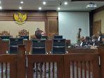 terdakwa-mantan-sekjen-kementan-kasdi-subagyono-saat-hadiri-sidang-pembacaan-duplik.jpg