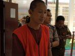 terdakwa-pembunuhan-sadis-sofyan-wahid-terlihat-santai-dalam-s.jpg