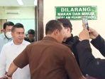 terdakwa-rahmat-kadir-mahulette-usai-jalani-sidang-perdana.jpg