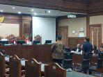 terdakwa-sadikin-rusli-kanan-saat-menjalani-sidang-vonis.jpg