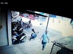 terduga-pelaku-hipnosis-yang-terekam-kamera-cctv_20180630_162650.jpg