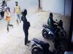 terekam-kamera-cctv-pria-berjaket-ojol-dan-penumpangnya-curi-sepeda-motor_20180723_104032.jpg