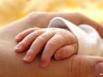 terganggu-suara-tangisan-ayah-tiri-tega-bunuh-bayi-18-bulan_20180704_112418.jpg