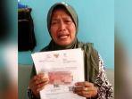 terima-bantuan-rp600-ribu-nasiroh-tak-kuasa-menahan-tangis.jpg