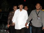 terjaring-ott-bupati-bandung-barat-jalani-pemeriksaan_20180411_231525.jpg