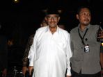 terjaring-ott-bupati-bandung-barat-jalani-pemeriksaan_20180411_231813.jpg