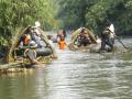 terjebak-banjir-di-sungai.jpg