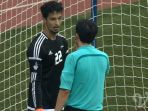 terlalu-tengil-kiper-uea-ditegur-wasit_20180901_191746.jpg