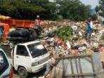 terlihat-delapan-truk-sampah-masih-menunggu-kepastian-kabar-untuk-dapat-men_20160623_160241.jpg