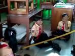 ternyata-masih-banyak-guru-yang-sangat-dicintai-murid-muridnya_20160910_162256.jpg