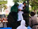 terpidana-hukuman-cambuk-di-aceh.jpg
