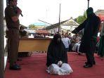 terpidana-judi-online-saat-menjalani-eksekusi-cambuk.jpg