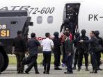 terpidana-mati-duo-bali-nine-tiba-di-cilacap_20150304_150715.jpg