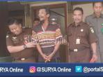 terpidana-syuhud-dibawa-tim-eksekusi-kejari-gresik-dari-mapolres-gresik_20161020_061929.jpg