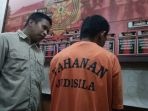 tersangka-a-diamankan-di-mapolresta-pekanbaru-saksi-pencabulan-anak-di-bawah-umur_20171023_161143.jpg