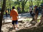 tersangka-adrianus-tabun-saat-melakukan-rekonstruksi-kasus-pembuhunan-meri-faot_20180408_042220.jpg