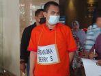 tersangka-agus-saputra-alias-berry-24-usai-menjalani.jpg