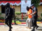 tersangka-bom-gereja-oikumene-dibawa-ke-jakarta_20161119_092810.jpg
