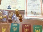 tersangka-dan-barang-bukti-kejahatan-berupa-ijazah-dan-buku-nikah-palsu.jpg