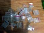 tersangka-dan-barang-bukti-sabu-diamankan-di-mapolsek-senapelan_1_20160408_115711.jpg