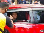 tersangka-harun-roni-di-dalam-mobil-ketika-mengikuti-pra-rekonstruksi-atas.jpg