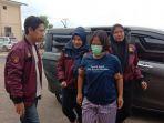 tersangka-ibu-tiri-bakar-tangan-anak-di-atas-kompor-menyala-saat-di-mapolres.jpg