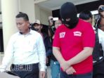tersangka-iks-wakil-dekan-iii-fkg-unair-saat-digelandang-di-satreskrim-polrestabes-surabaya_20170405_111739.jpg