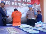 tersangka-kasus-peredaran-uang-palsu-dolar-as.jpg