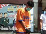 tersangka-mj-saat-dihadirkan-di-halaman-gedung-ditreskrimum-mapolda-jatim.jpg