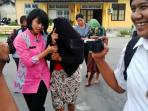 tersangka-mucikari-di-kapuas_1_20150617_142556.jpg