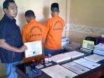 tersangka-pembuat-ijazah-palsu_20150609_105916.jpg