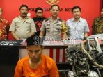 tersangka-pembunuhan-saat-dirilis-di-mapolres-pasuruan-kota_20180921_154903.jpg