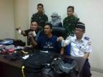 tersangka-pemilik-narkoba-jenis-sabu-sabu-hamka-tengah-berdiri_20151117_204752.jpg