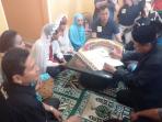 tersangka-penganiayaan-yang-menikah-di-mushola-polsek-pademangan_20160722_133849.jpg