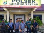 tersangka-pengeroyokan-akmal-di-polsek-gedong-tataan.jpg