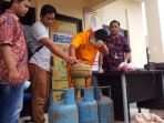 tersangka-pengoplos-gas_20161202_123803.jpg