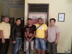 tersangka-penusukkan-ketiga-dari-kiri-saat-diamankan-anggota-unit-reskrim-polsek-rantau-alay_20180719_202351.jpg