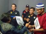 tersangka-ratno-apriyadi-35-yang-menjalani-adegan-kasus-pembunuhan-di.jpg