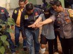 tersangka-rh-26-saat-diminta-polisi-menunjukan-tempatnya-menghilangkan-barang-bukti.jpg