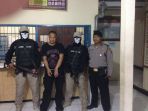 tersangka-saat-di-mapolsek-denpasar-barat-istimewa_20170913_195650.jpg